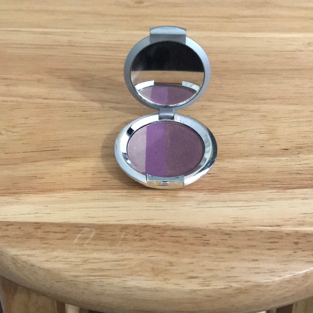 Triple Eye Shadow compact